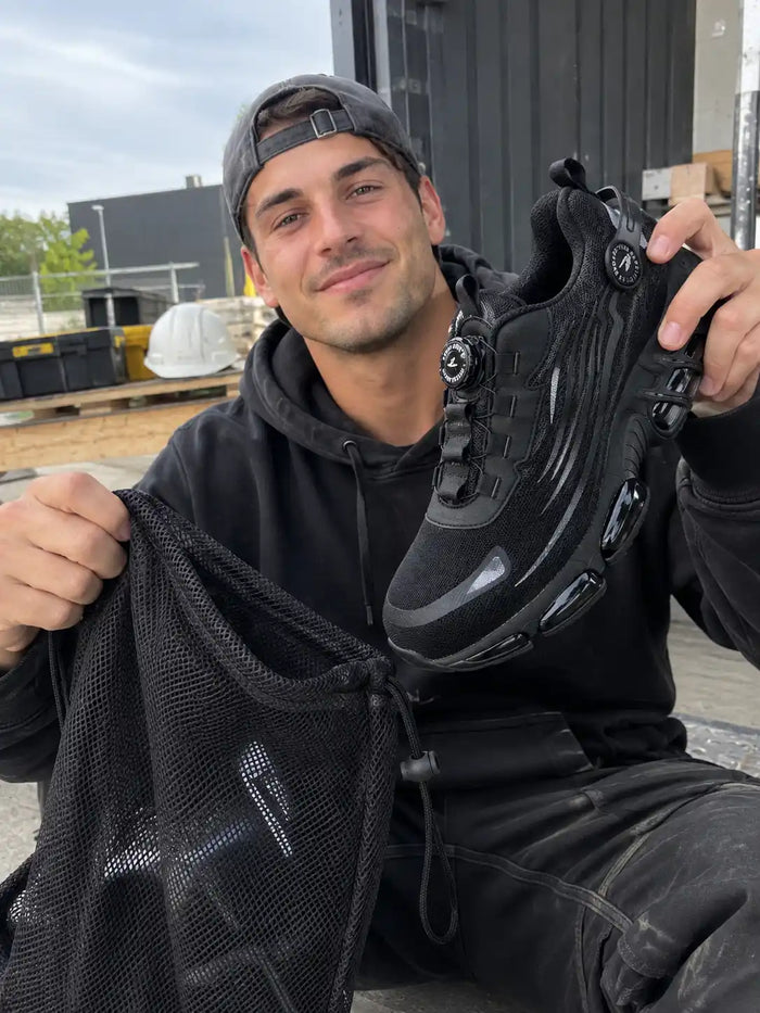 Client avec sa paire de chaussures